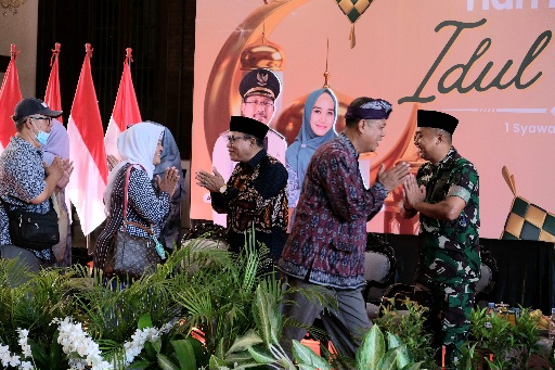 Ribuan Masyarakat Sidoarjo Rela Antri Halal Bi Halal dengan Gus Muhdlor dan Ning&nbsp;Sasha