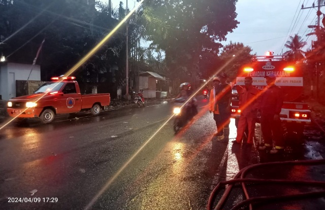 BPBD Bersama DAMKAR Bersihkan Tanah Lumpur di Jalan Gatot Subroto&nbsp;Banyuwangi