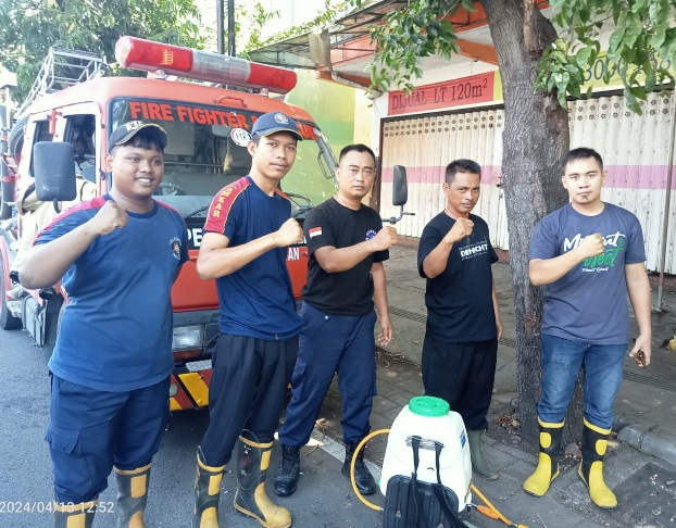 Dinas Damkarmat Banyuwangi Sigap dan Cepat Semprot Ulat&nbsp;Bulu