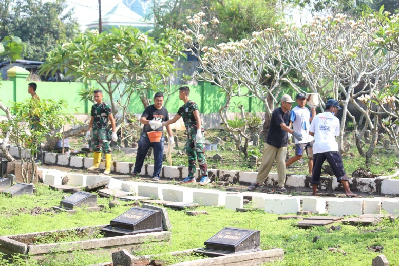 Satgas TMMD ke-120 Kodim 0816/Sidoarjo Bersama Warga Desa Penambangan Gotong Royong Perbaiki Jalan Makam