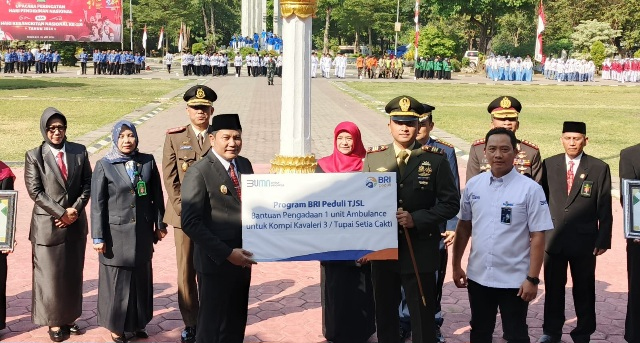 Plt Bupati Sidoarjo Serahkan Mobil Ambulance Terhadap Dankikav 3 Untuk Program&nbsp;TJSL