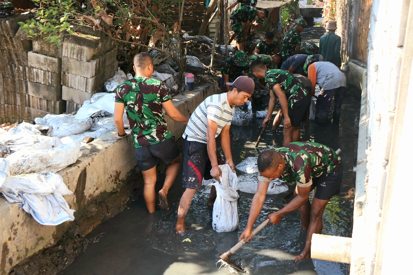 Satgas TMMD 120 Kodim 0816/Sidoarjo Bersihkan Sungai dan Jalan&nbsp;Raya