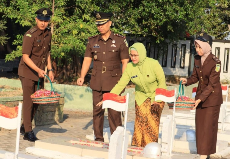 HBA ke-64, Kejari Lamongan Ziarah Makam Pahlawan Kusuma&nbsp;Negara