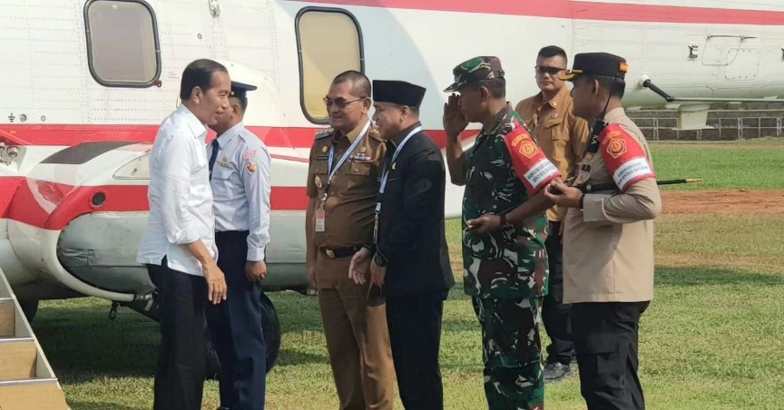 Ketua DPRD Wansori Sambut Langsung Presiden Jokowi di Stadion Sukung&nbsp;Kotabumi