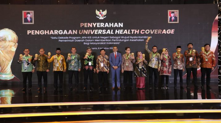 Pemkot Surabaya Raih UHC Award 2024, Anggarkan Rp500 Miliar Pertahun Warga Berobat&nbsp;Gratis
