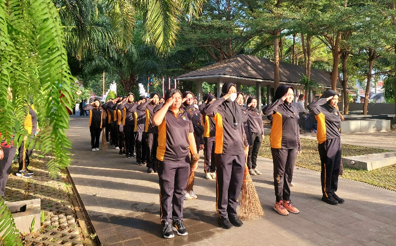 Kepedulian Polwan Polresta Banyuwangi Gelar Kerja Bhakti di&nbsp;TMP