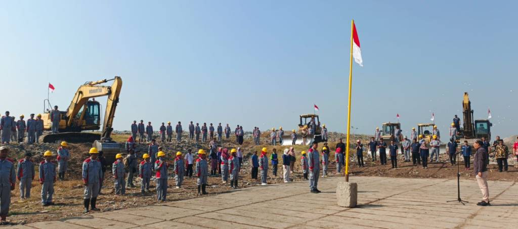 TPA Jabon Sidoarjo, Gelar Upacara HUT RI ke-79 di Tumpukan&nbsp;Sampah