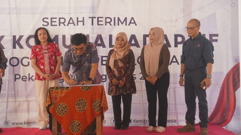 Kemitraan dan Pemkot Pekalongan Serah Terimakan MCK Komunal Adaptif ke Masyarakat&nbsp;PKK