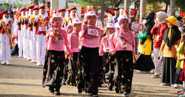 Ratusan Pelajar di OKI Ramaikan Lomba Gerak Jalan dengan Kostum&nbsp;Unik