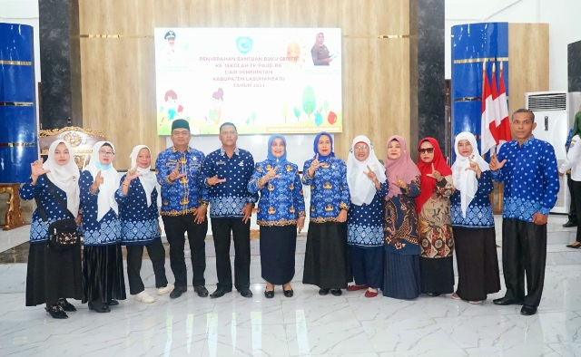 Tingkatkan Kualitas Pendidikan, Plt Bupati Labuhanbatu Serahkan 383 Buku Bacaan TK, Paud dan&nbsp;RA