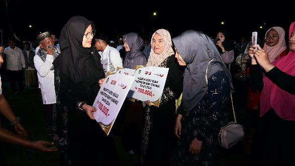 Bupati Ipuk Serahkan Insentif 14 Ribu Lebih Guru&nbsp;Ngaji