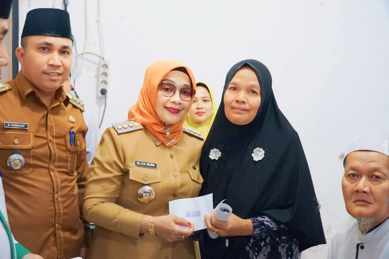 Plt Bupati Labuhanbatu Bersama Baznas Salurkan Zakat di Kecamatan Bilah&nbsp;Hilir