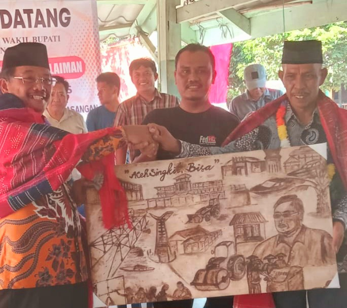 Kedatangan Oyon dan Hamzah Disambut Tarian Tor Tor di Desa Biskang Kecamatan Danau&nbsp;Paris